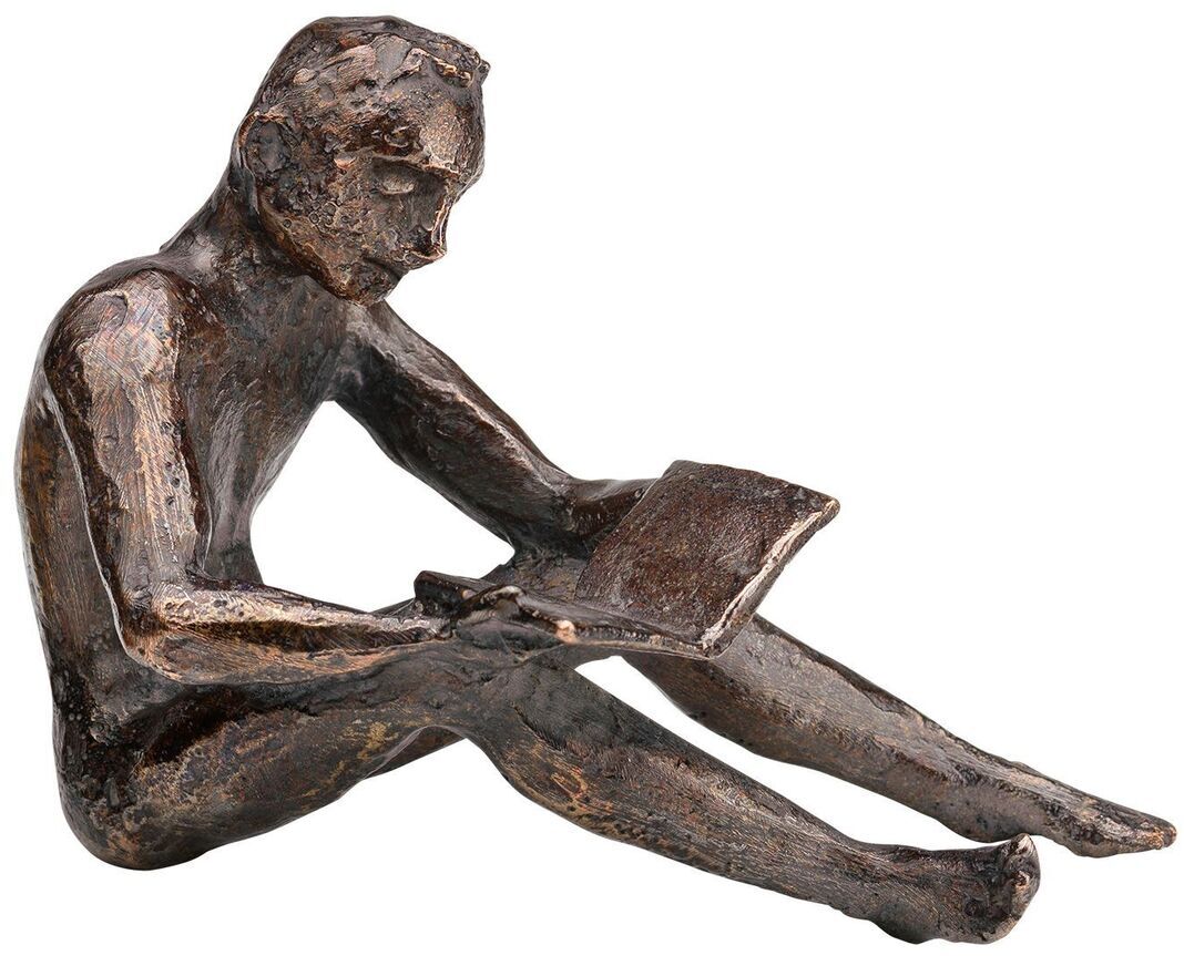 Eine abstrakte Bronze-Skulptur eines sitzenden Menschen, der ein Buch liest. Die Skulptur ist von der Künstlerin Birgit Stauch gestaltet.