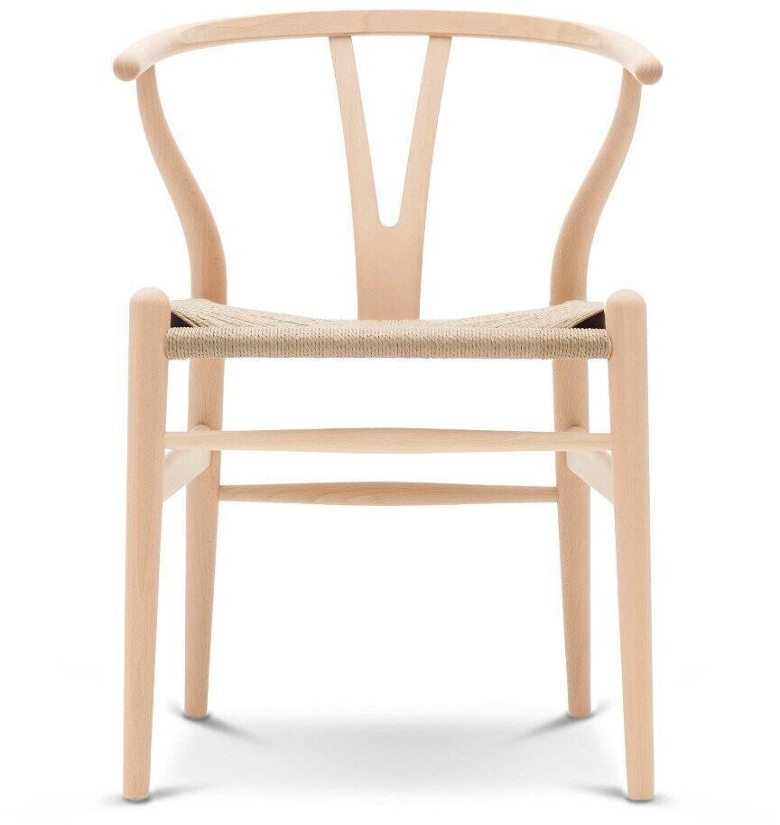 Wishbone Chair »CH24« von Carl Hansen & Søn, ein eleganter Holzstuhl mit Y-förmiger Rückenlehne und geflochtener Sitzfläche. Skandinavisches Design, in hellbrauner Holzfarbe.