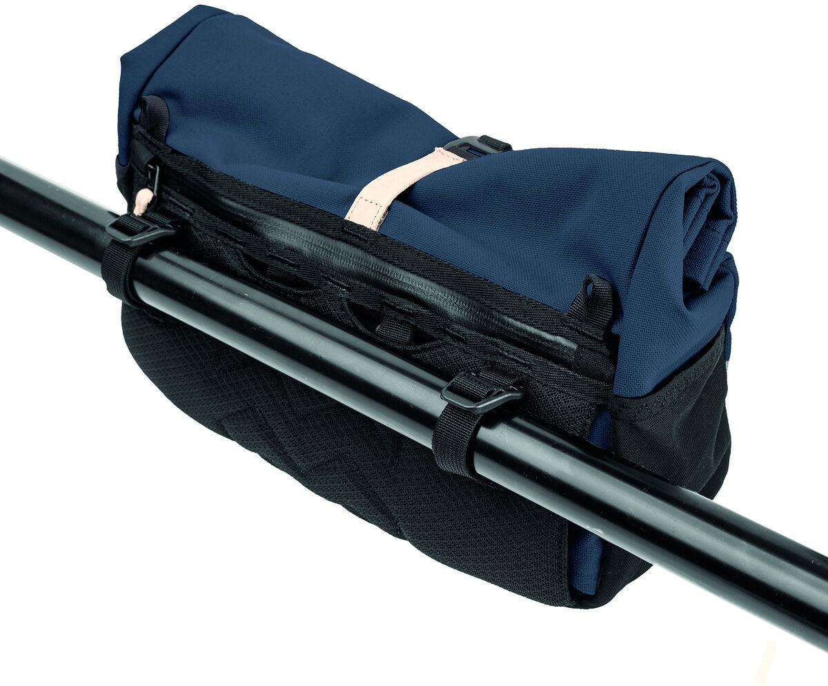 Die Lenkertasche »Piha« ist eine praktische Tasche in Blau und Schwarz, die sich an einem Fahrradlenker befestigen lässt. Sie bietet ausreichend Stauraum für Outdoor-Abenteuer und Freizeitaktivitäten.