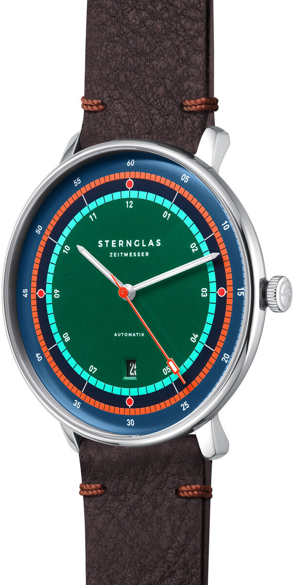 Bild einer ZEIT-Sonderedition Uhr »Hamburg Automatic« mit grünem und blauem Zifferblatt und braunem Lederarmband.