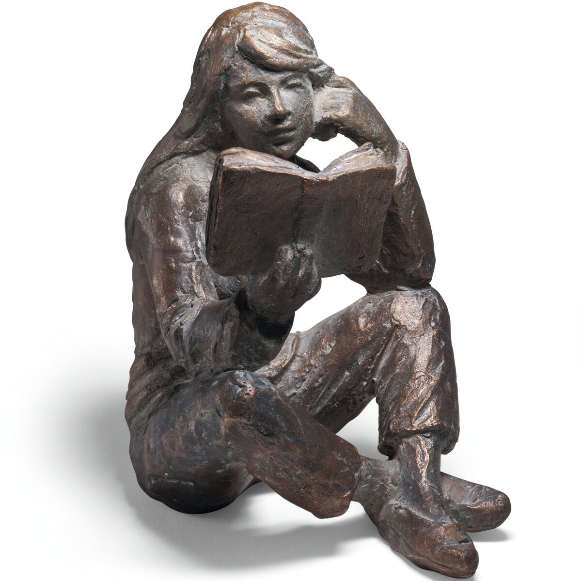 Bronzeskulptur einer sitzenden Person, die ein Buch liest. Detaillierte und filigrane Arbeit, ideal als Dekorationsobjekt oder Geschenk für Kunstliebhaber.