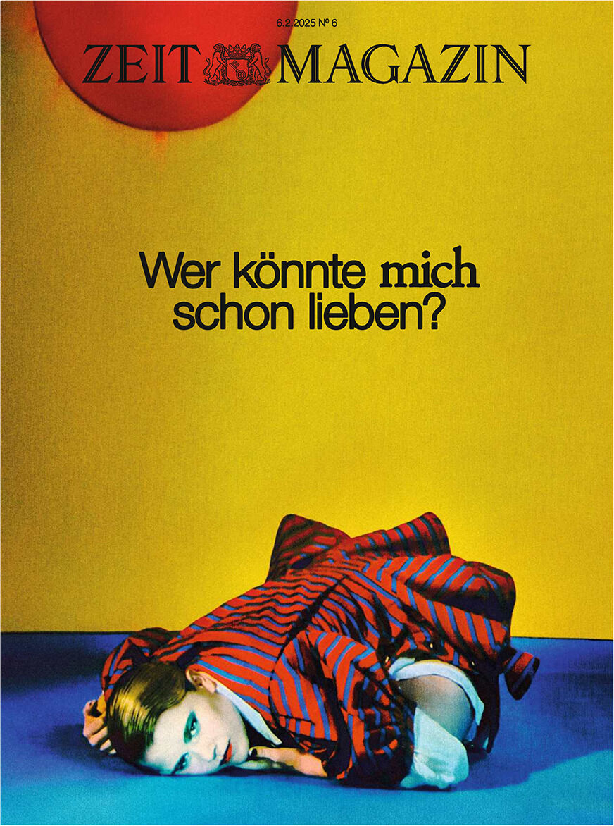 Cover des ZEIT Magazins Ausgabe 6/2025 mit einer künstlerischen Fotografie einer Person in rotem und blauem Outfit auf gelbem und blauem Hintergrund. Der Titel lautet 'Wer könnte mich schon lieben?'.