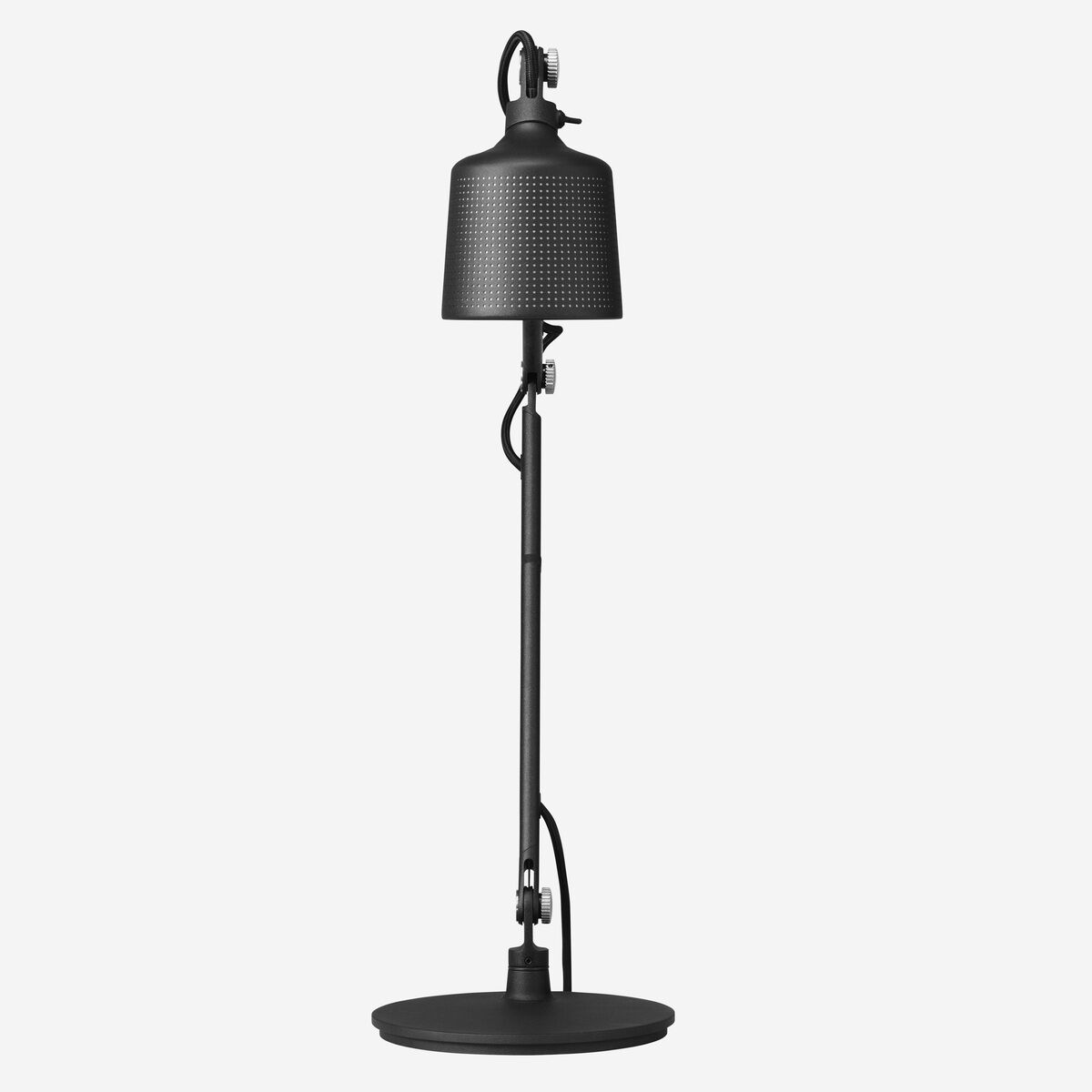 Eine stilvolle und minimalistische Schreibtischlampe der Marke Vipp aus schwarzem Metall. Die Lampe ist höhenverstellbar und hat ein perforiertes Lampenschirmdesign, das für eine moderne Innenbeleuchtung geeignet ist.
