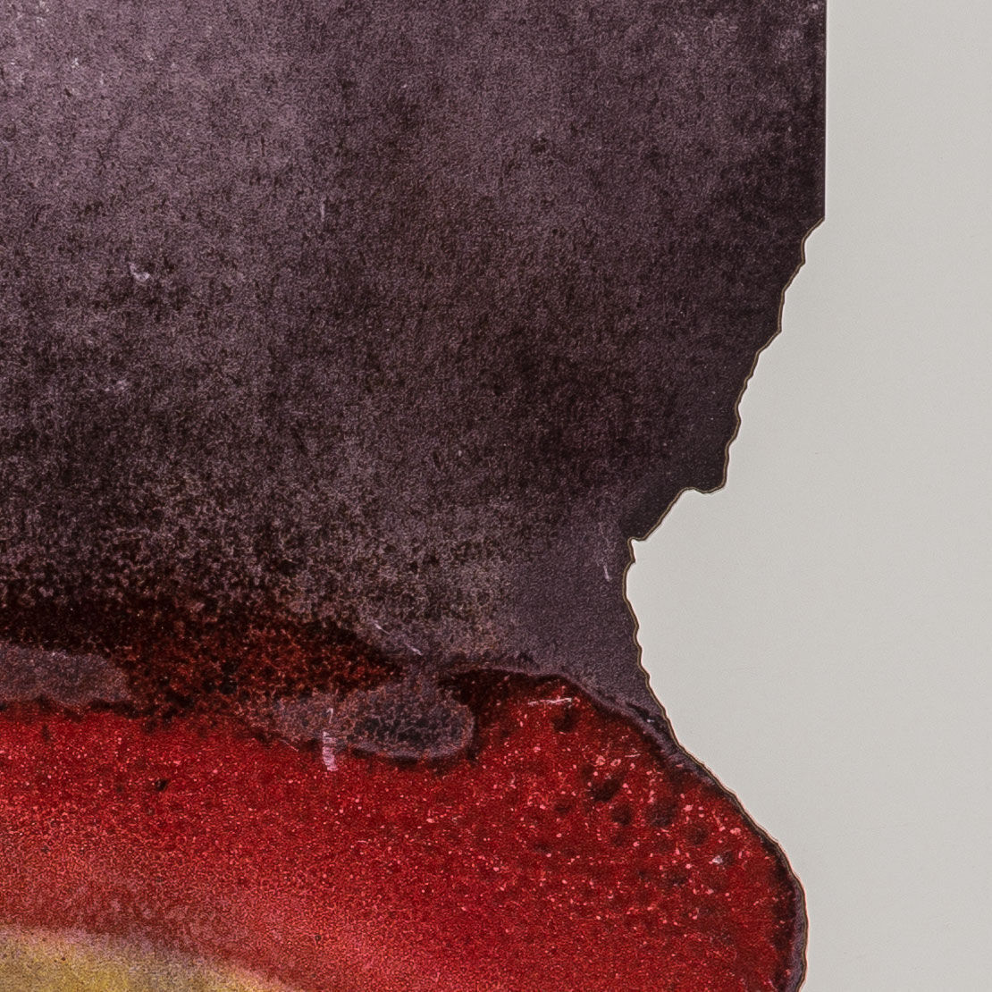 Ein abstraktes Kunstwerk von Otto Piene mit dem Titel »Heisses Eisen«, 2013. Das Bild zeigt eine auffällige Kombination von dunklen Farbtönen wie Schwarz und Dunkelbraun, die in leuchtende Rottöne übergehen. Die Textur ist deutlich sichtbar und verleiht dem Bild eine intensive Tiefe und Struktur.