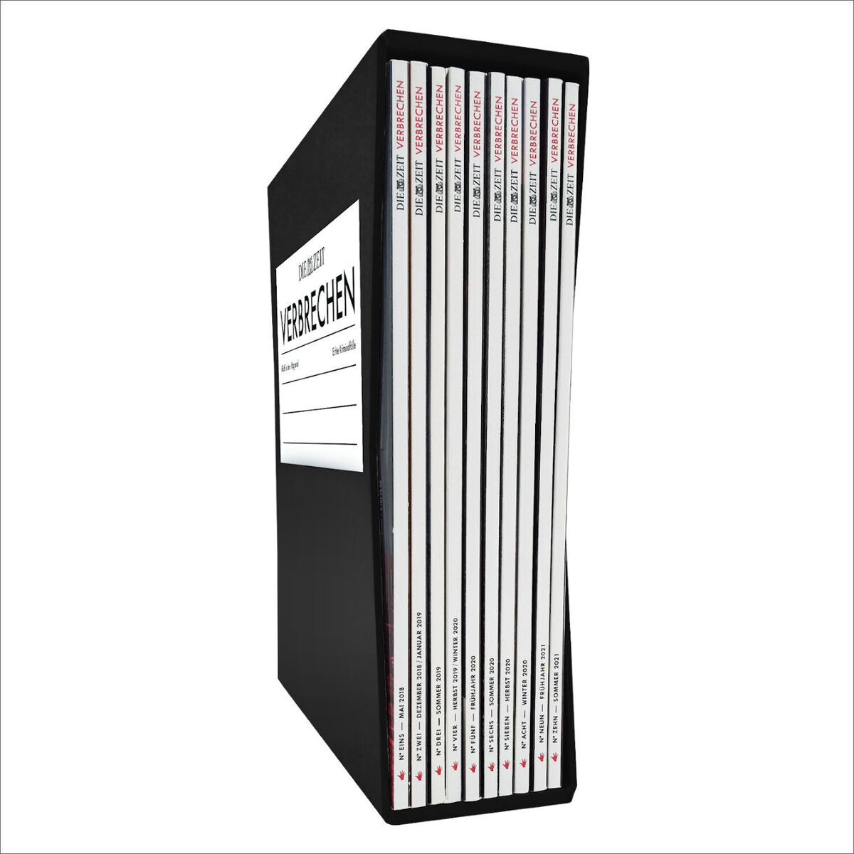Eine schwarze Sammelbox mit der Aufschrift »ZEIT VERBRECHEN«. Zahlreiche Magazine sind ordentlich vertikal hintereinander in der Box platziert, alle mit weißen Einbänden und roten Titeln.