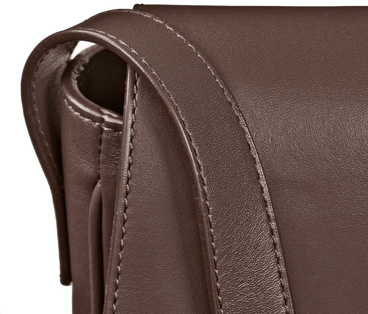 Nahaufnahme einer braunen Leder-Satteltasche mit einer Umhängegurt. Die Tasche hat eine minimalistische und elegante Optik. Perfekt für den täglichen Gebrauch und verschiedene Anlässe.