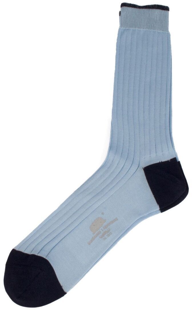 Ein Paar stilvolle, wadenlange Herrensocken in hellblau mit schwarz abgesetzter Ferse und Zehenbereich. Das Bild zeigt die Socken frontal, wodurch die gerippte Textur erkennbar ist.