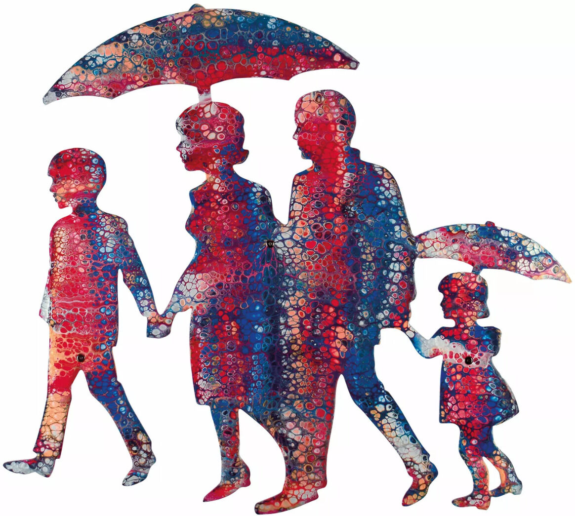 Wandskulptur »Walking in the Rain« zeigt eine Familie, die unter einem Regenschirm im Regen spaziert. Die Figuren sind in abstrakten Blau- und Rottönen gehalten und durch eine stilisierte, punktierte Maltechnik dargestellt. Die Kunstwerkverwendung als farbenfrohe Wanddekoration verleiht jedem Raum ein modernes und harmonisches Ambiente.