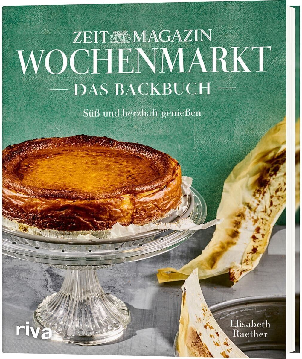 Cover des »Wochenmarkt-Backbuchs« vom ZEIT Magazin, herausgegeben von Elisabeth Raether und veröffentlicht vom riva Verlag. Das Buch zeigt einen goldbraunen Kuchen auf einer transparenten Glasplatte, mit einem grünen Hintergrund und einem Weißkohl auf dem Tisch.