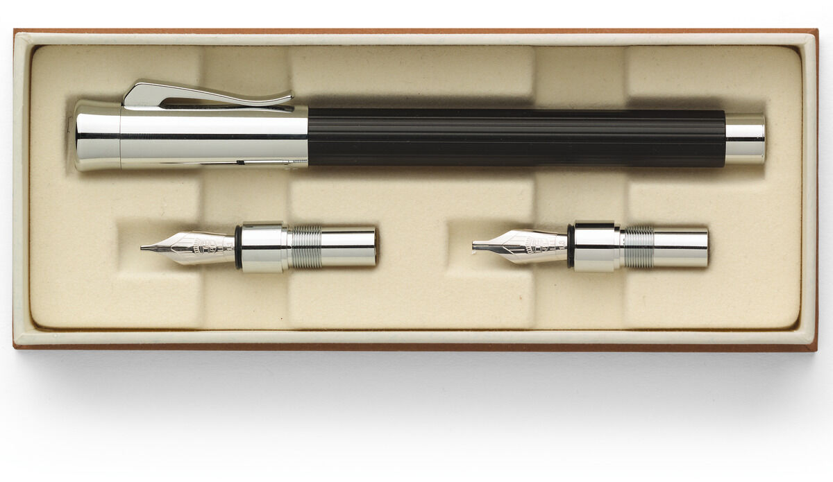 Set aus Kalligraphie-Füllfederhalter mit zwei Ersatzfedern in einer eleganten Geschenkbox, geeignet für anspruchsvolles Schreiben und künstlerische Anwendungen.