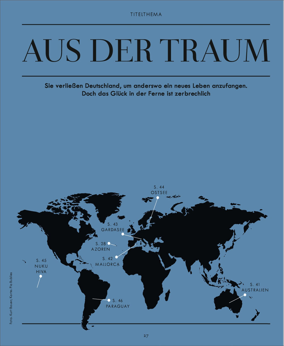 Eine Weltkarte mit blauem Hintergrund und schwarzen Kontinenten, die verschiedene Orte zeigt, von denen Menschen aus Deutschland ausgewandert sind. Der Titel lautet 'Aus der Traum' und es gibt eine Unterüberschrift, die eine Aussage über das Glück und das Auswandern macht.