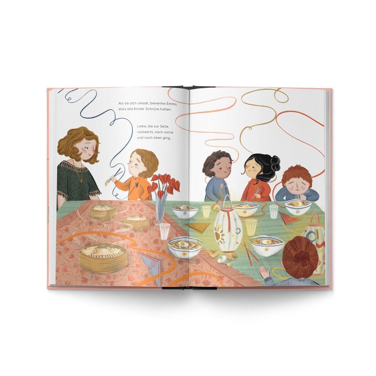 Ein offen aufgeschlagenes Kinderbuch mit farbenfrohen Illustrationen einer Gruppe von Menschen, die um einen gedeckten Tisch sitzen.
