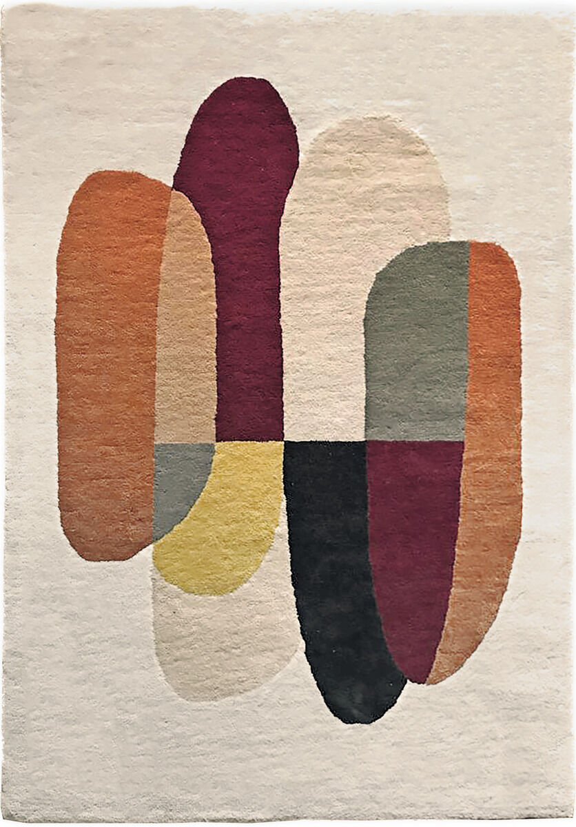 Abgebildet ist ein moderner Teppich mit abstraktem, geometrischem Muster. Der Teppich zeigt überlappende ovale und längliche Formen in Bordeauxrot, Lila, Gelb, Grün, Schwarz und Beige auf hellem Hintergrund. Das Design verleiht dem Raum einen künstlerischen und stilvollen Akzent.