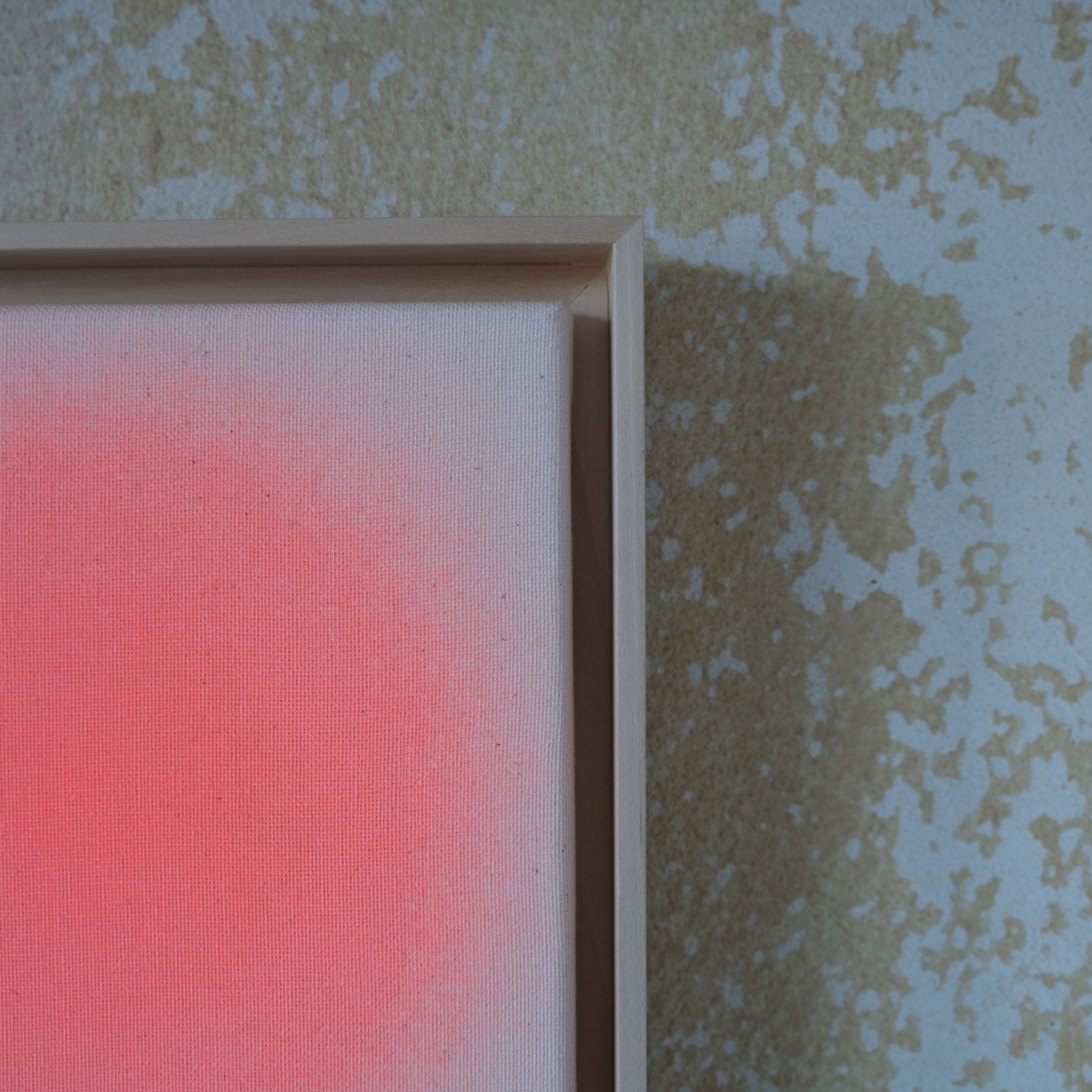 Das Kunstwerk „ZEIT-Sonderedition Sorbet »Apricot« (20x20)“ von Anastasia Benko zeigt eine zart schimmernde, apricotfarbene Acrylstruktur auf naturbelassener Leinwand, gefasst in einem schlichten Lindenholzrahmen. Sanfte Neon- und Orangetöne wechseln mit beigen Nuancen, die je nach Lichteinfall unterschiedlich wirken.