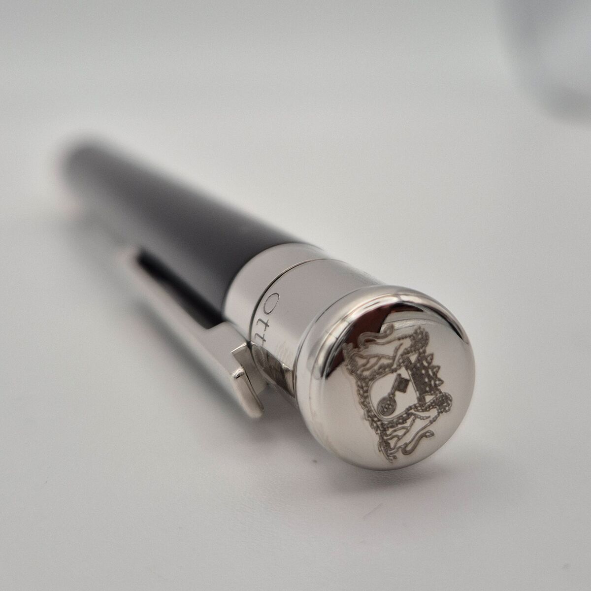 Nahaufnahme eines luxuriösen ZEIT Sonderedition »Design 04« Kugelschreibers mit schwarzem Schaft und silbernen Metallelementen. Das Ende des Stifts zeigt eine feine Gravur. Das Design ist schlicht, elegant und hochwertig, ideal als stilvolles Geschenk oder edles Büroaccessoire.
