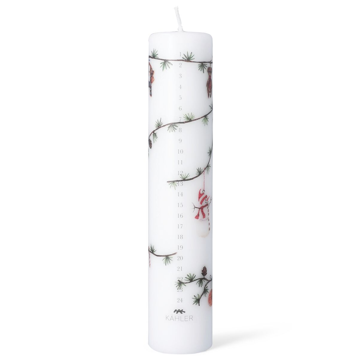 Weiße zylindrische Adventskerze der Marke Kähler aus der Hammershøi-Kollektion. Sie zeigt handgemalte grüne Tannenzweige, rote Schleifen und kleine Kiefernzapfen, nummeriert von 1 bis 24 für die Adventszeit. Ideal als elegante Weihnachtsdekoration zur stimmungsvollen Gestaltung im Dezember.