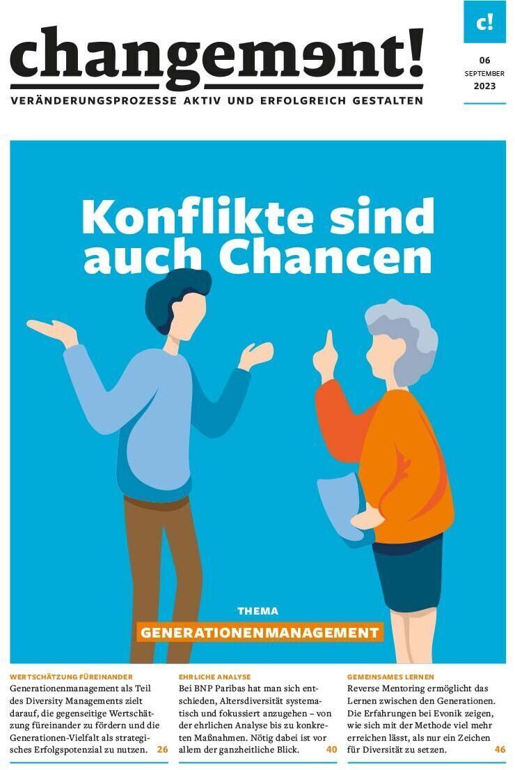 Titelbild der Zeitschrift 'changement! Ausgabe 06/2023' mit Schwerpunkt auf Generationenmanagement. Zwei Personen stehen sich gegenüber, symbolisieren Konflikte, die auch Chancen bieten. Thema des Artikels ist die Gestaltung von Veränderungsprozessen und Erfolg im Management.