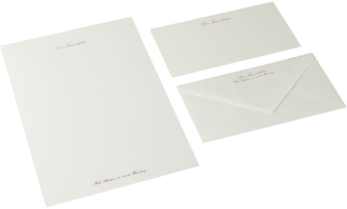 Ein Set aus A4-Briefpapier, einer Grußkarte und einem Briefumschlag mit kirschrotem Schriftzug auf weißem Papier.