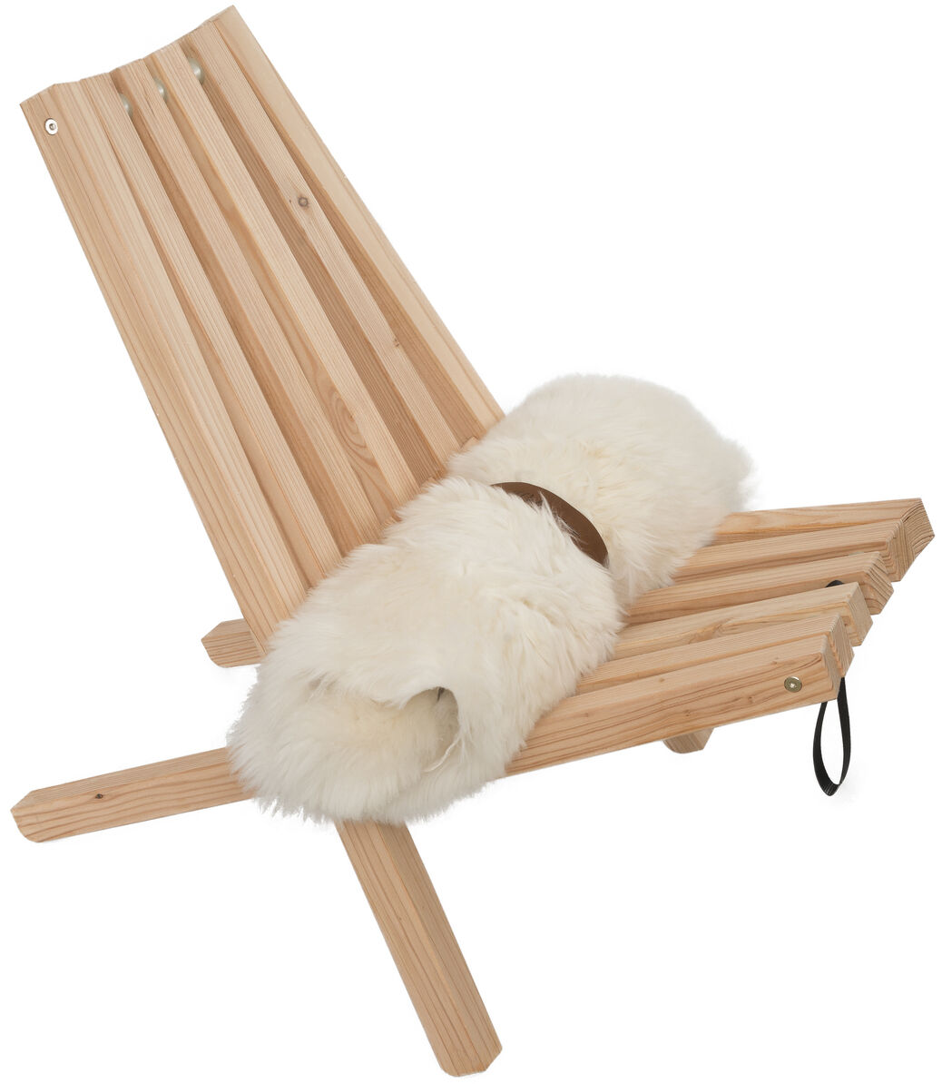 Ein cremeweißes Schafsfell mit einer braunen Lederschlaufe liegt dekorativ auf einem hellen Holzstuhl. Das Fell wirkt weich und kuschelig und eignet sich als gemütliches Wohnaccessoire oder Sitzauflage. Die natürliche Farbgebung unterstreicht einen rustikalen und warmen Einrichtungsstil.