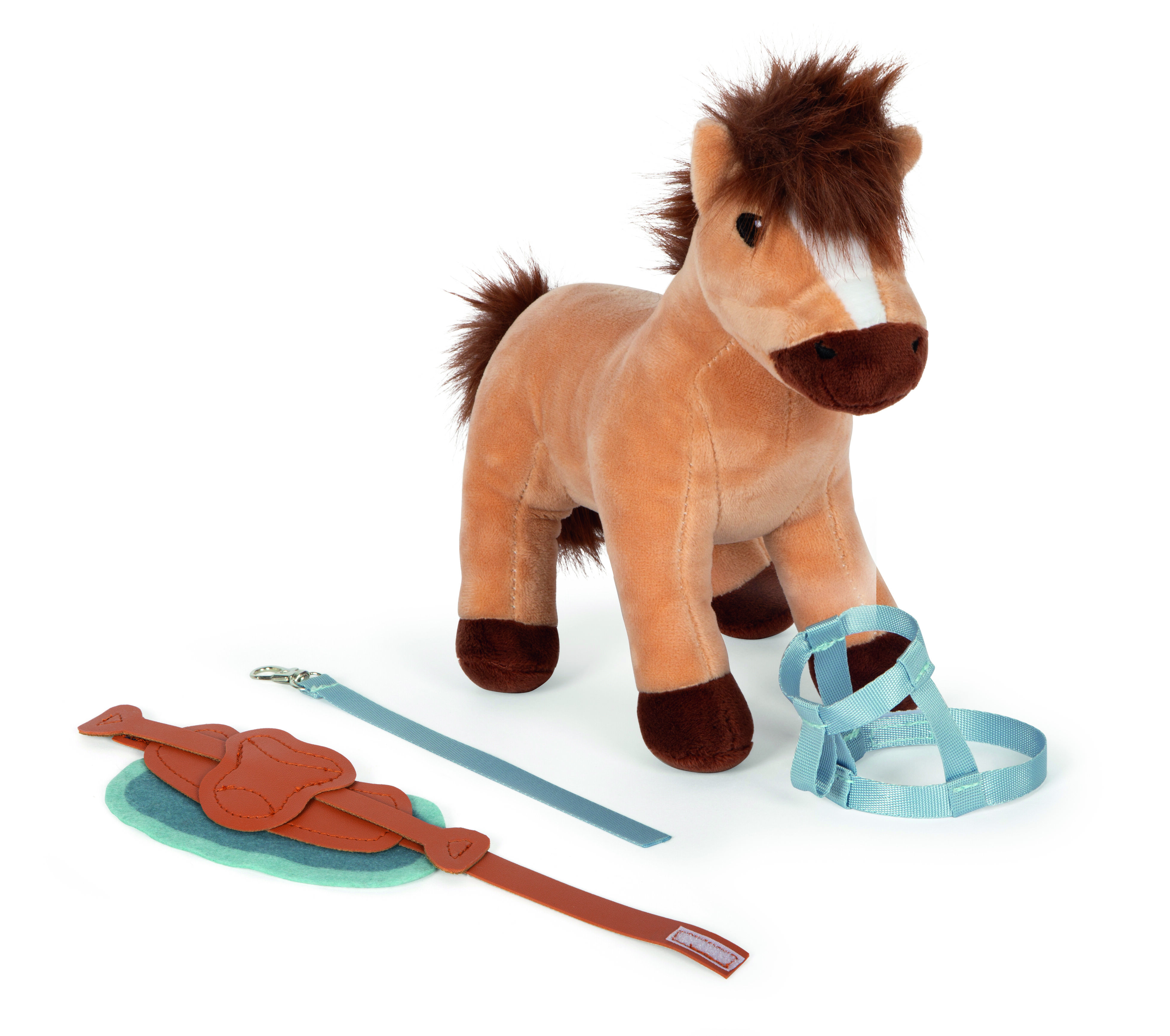 Das Bild zeigt ein Plüschpferd mit braunem Fell, einer weißen Blesse und dunkelbrauner Mähne. Neben dem Pferd liegen hellblaue Halfter, ein brauner Sattel auf einer grünen Filzunterlage sowie weiteres Zubehör. Das Set ist für Kinder und Tierliebhaber gestaltet und enthält realistisches Spielzubehör, um Rollenspiele rund um das Thema Pferdestall zu ermöglichen.