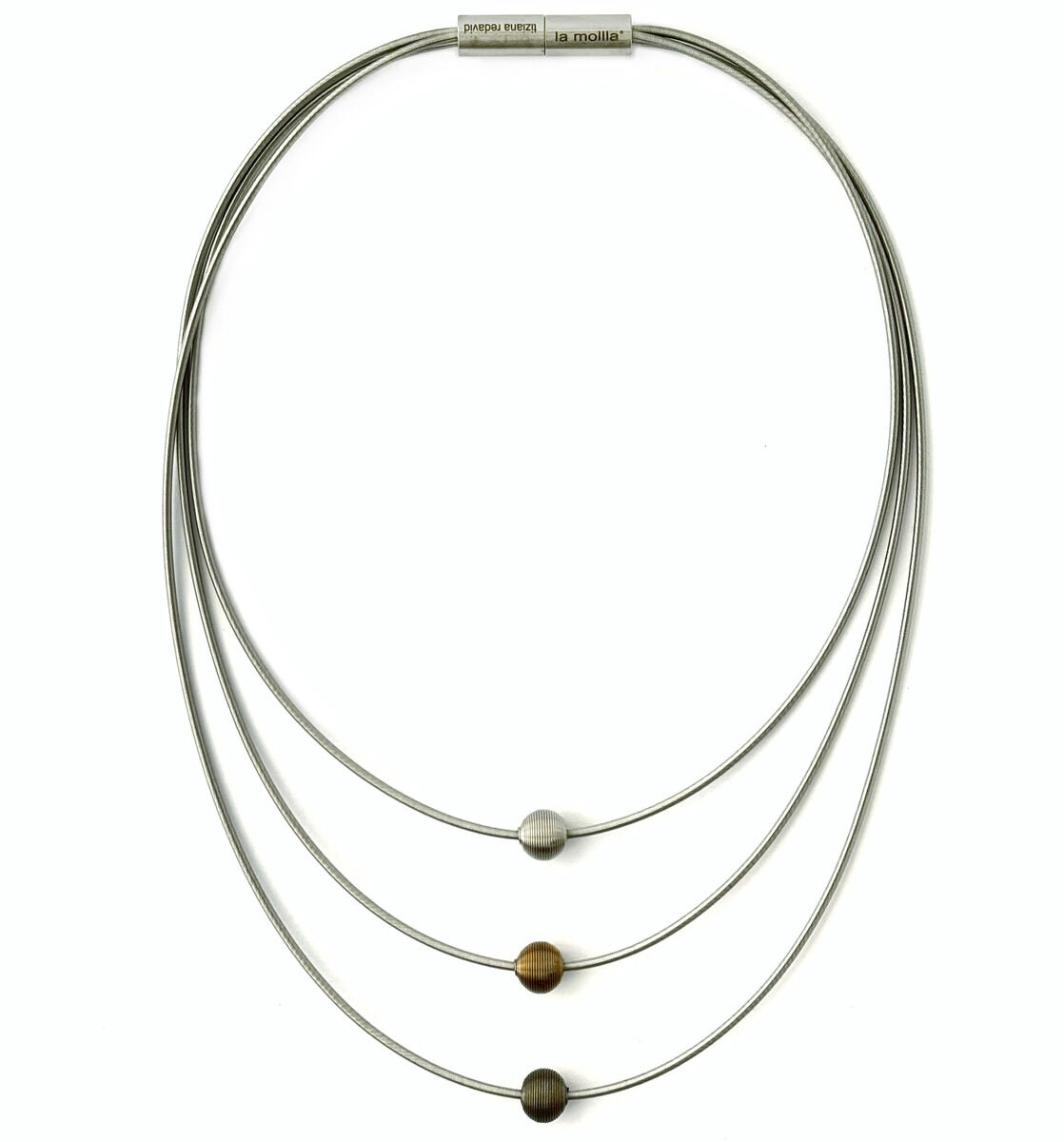 Mehrlagige Halskette mit drei Kugeln in verschiedenen Farben in einem modernen, minimalistischen Design. Geeignet für elegante Anlässe und modische Frauen.