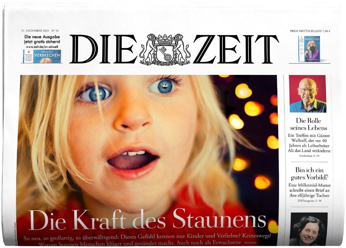 Titelblatt der Wochenzeitung DIE ZEIT 54/2025 mit einem großformatigen Foto eines staunenden Kindes vor unscharfen, gelbleuchtenden Lichtern. Überschrift: 'Die Kraft des Staunens'. Oben das ZEIT-Logo, rechts kleine Artikelbilder und Kurztexte. Das Layout ist klar, modern und hochwertig.