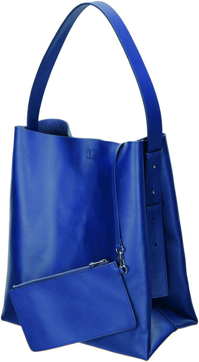Eine stilvolle blaue Handtasche 'Neo Cep' aus Leder mit breitem Schulterriemen und passendem kleinen Täschchen vorne.