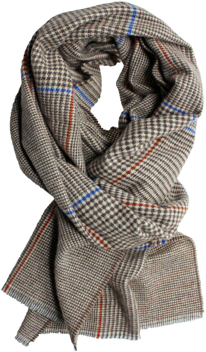 Auf dem Bild ist ein eleganter Merinoschal mit feinem Karomuster in verschiedenen Braun- und Beigetönen zu sehen. Dezente blaue und rote Linien lockern das klassische Design auf. Der Schal besteht aus weicher Merinowolle und wirkt luxuriös und vielseitig tragbar, ideal für kühle Herbst- und Wintertage.