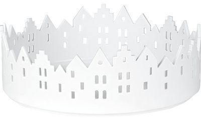 Runde Metallschale in Weiß, gestaltet mit ausgestanzten Fassaden von Stadthäusern, die eine abstrakte Innenstadt-Silhouette bilden. Die Schale eignet sich als dekoratives Wohnaccessoire, beispielsweise als Tischdeko oder Kerzenhalter.