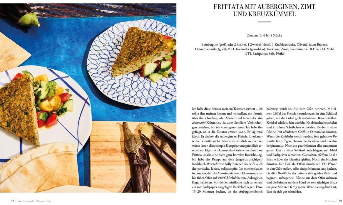 Doppelseite eines Kochbuchs: Links ein Foto von zwei Tellern mit Frittata-Stücken und Salat auf blauem Hintergrund, daneben liegen Auberginen. Rechts das Rezept für Frittata mit Auberginen, Zimt und Kreuzkümmel, inklusive Zutatenliste und Zubereitungstext.