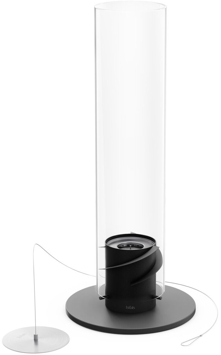 Das Bild zeigt ein modernes Tischfeuer-Modell namens SPIN 900. Der Hauptkörper des Tischfeuers besteht aus einem hohen, transparenten Glaszylinder, der auf einer robusten schwarzen Basis steht. Eine kleine Metallplatte mit einem Docht ergänzt das Design und sorgt für eine elegante Optik.