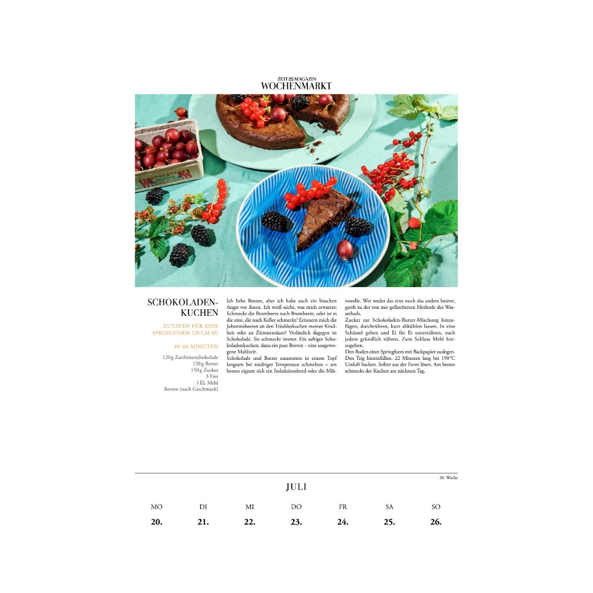 Der 'Wochenmarkt Kalender 2026' zeigt eine ansprechend dekorierte Kuchenszene mit Schokoladenkuchen, frischen roten Beeren und grünen Blättern auf hellblauem Geschirr, dazu ein Rezept und Kalendertage für den Monat Juli. Das Design wirkt frisch, saisonal und inspiriert zu kulinarischen Entdeckungen im Alltag.