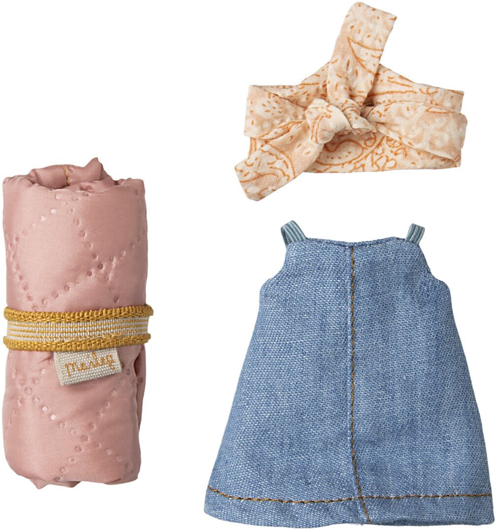 Das Bild zeigt Zubehör für die Maileg Große Schwester »Wandermaus«: ein pastellrosa Schlafsack mit gelbem Gummiband, ein hellblaues Kleid mit Spaghettiträgern und ein cremefarbenes Stirnband mit orangefarbenem Muster. Die Accessoires bestehen aus Stoff und sind für Puppen oder Mäuse im Miniaturformat geeignet.