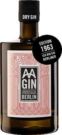Eine Flasche AAGIN Edition 1963 im Geschenkkarton, präsentiert auf weißem Hintergrund. Das Etikett der Flasche ist in Rosa und Weiß gestaltet und trägt den Text 'AA GIN Großer Alle Berlin'. Der Geschenkanhänger ist schwarz und weiß mit der Aufschrift 'Edition 1963'.