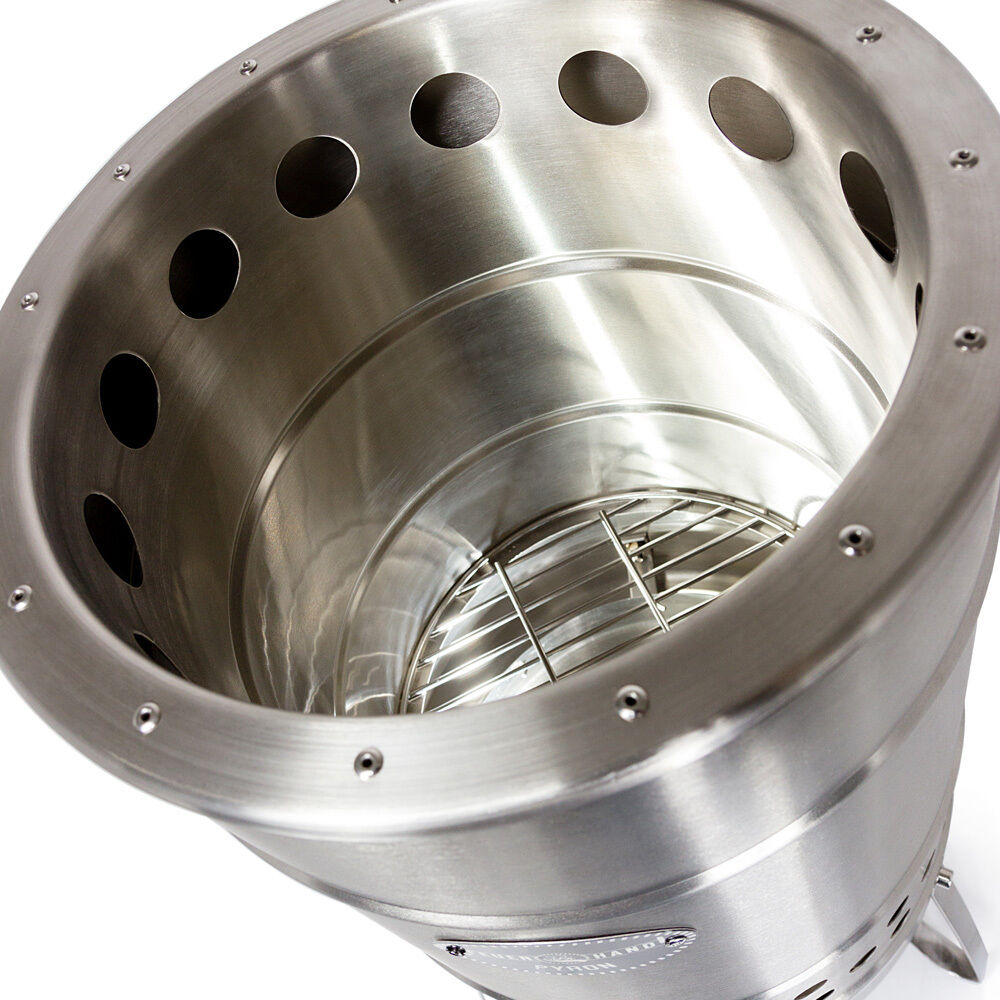 Die Pyron Feuertonne aus Edelstahl, kreisförmig mit mehreren Löchern an der Oberseite für Luftzufuhr, geeignet für den Einsatz im Freien wie Gärten und Terrassen. Ideal für gemütliche Abende und Feiern.