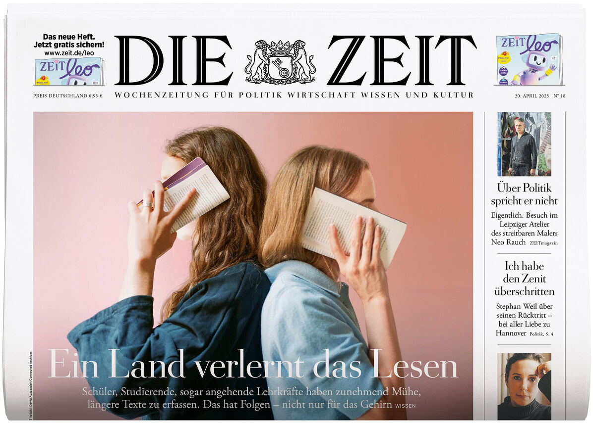 Die Titelseite der Wochenzeitung 'DIE ZEIT 18/2025' zeigt zwei Personen von hinten, die Bücher halten und lesen. Der Titel lautet 'Ein Land verlernt das Lesen'.