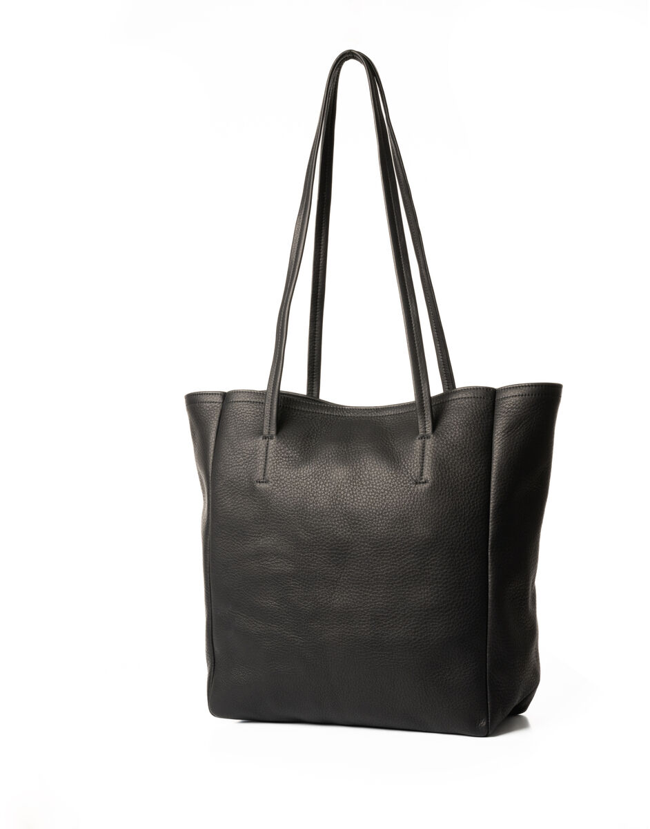 Schwarze Ledershopper-Tasche »Marie« mit langen, schlanken Trageriemen. Die Tasche ist elegant, stilvoll und geräumig, perfekt für den täglichen Gebrauch oder besondere Anlässe.