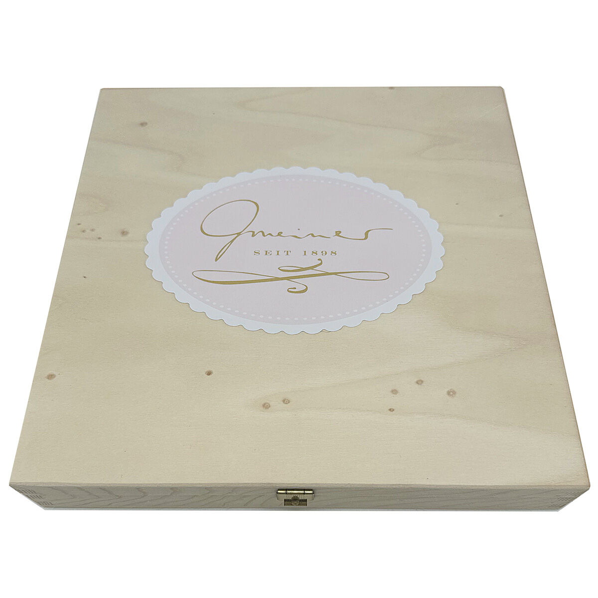 Geschlossene, rechteckige Holzbox mit hellem, naturbelassenem Holz. Auf der Oberseite befindet sich ein rundes, elegantes Etikett mit goldener Schrift, das auf den luxuriösen Inhalt – Trüffel mit Champagner – hinweist. Die Box wirkt hochwertig und eignet sich ideal als Geschenk oder Präsent zu festlichen Anlässen.