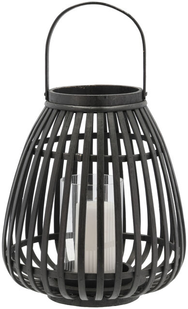 Schwarze Laterne mit einem modernen, gitterförmigen Design, darauf ein Griff. Im Inneren der Laterne befindet sich ein zylindrisches Glas, das eine weiße Kerze umhüllt.