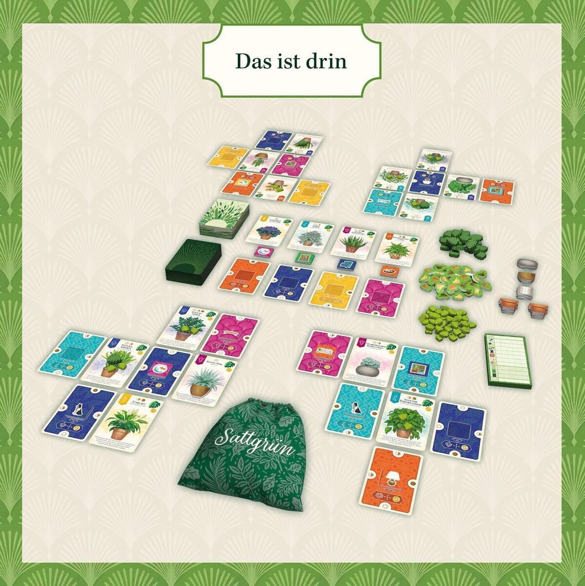 Das Bild zeigt das Brettspiel Sattgrün, das aus bunten Karten, Puzzleteilen und Spielsteinen besteht, alle auf einem Hintergrund mit grünem Muster arrangiert. Eine grüne Tasche mit dem Schriftzug 'Sattgrün' ist ebenfalls sichtbar.