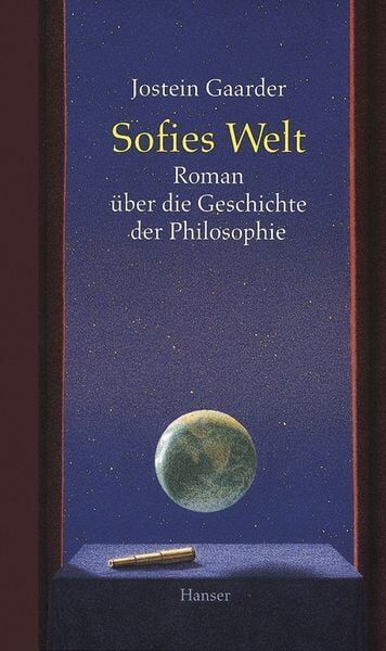 Buchcover von 'Jostein Gaarder: Sofies Welt'. Cover zeigt einen Nachthimmel mit Sternen, den Titel in gelber Schrift und ein Buch auf einem Tisch mit einem Globus im Vordergrund.