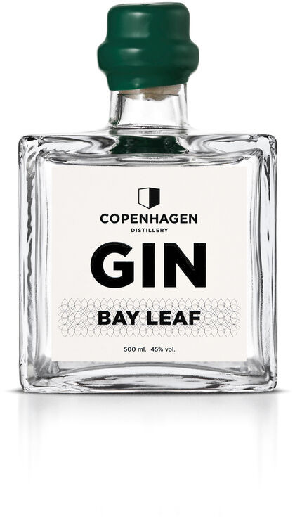 Ein Glasflasche Gin der Marke »Bay Leaf« von Copenhagen Distillery mit einem grünen Verschluss vor einem weißen Hintergrund. Das Etikett ist schlicht gehalten mit Aufschrift und Logo in Schwarz.