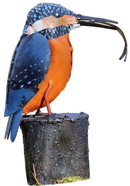 Eine bläulich-orange Gartenfigur eines Eisvogels mit einem Fisch im Schnabel, montiert auf einem dunklen Stein.