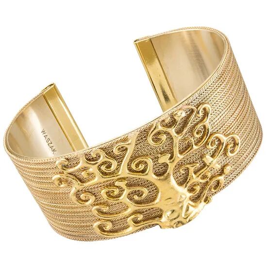 Goldfarbener Armreif von Petra Waszak mit kunstvollem Lebensbaum-Motiv, inspiriert vom Stil Gustav Klimts. Das Schmuckstück zeigt eine detaillierte Baumstruktur auf einer feinen, strukturierten Metalloberfläche.