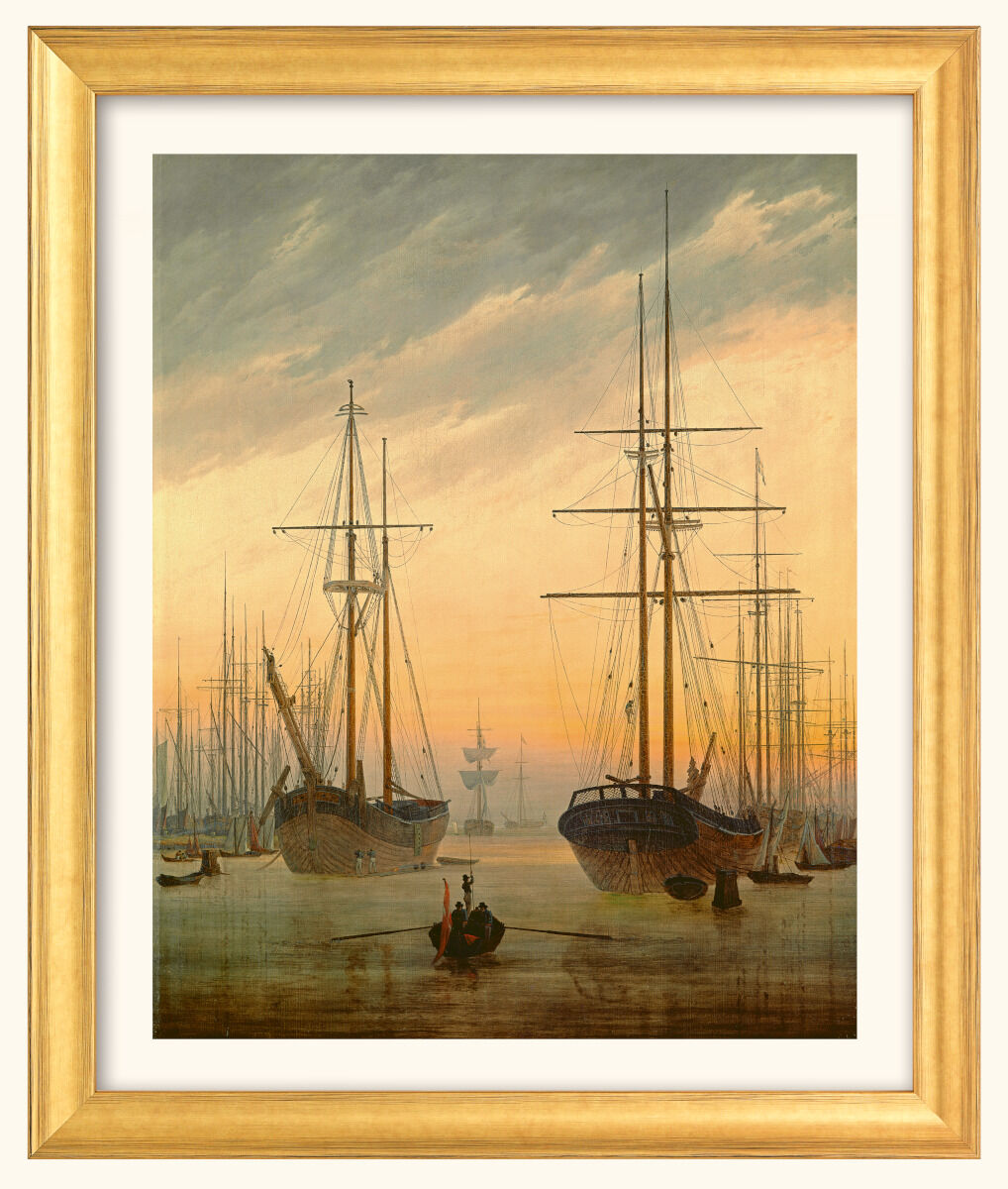 Ein gerahmtes Gemälde von Caspar David Friedrich zeigt eine maritime Szene mit mehreren Segelschiffen im Vordergrund und einem Sonnenuntergangshimmel in Blau- und Orangetönen.