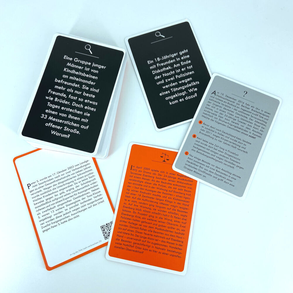Fünf Karten aus dem ZEIT Verbrechen Kartenspiel. Eine Karte hat schwarzen Hintergrund mit weißem Text, einige haben grauen und orangenen Hintergrund mit schwarzem Text. Die Karten enthalten Rätsel und Geschichten, die zu lösen sind.