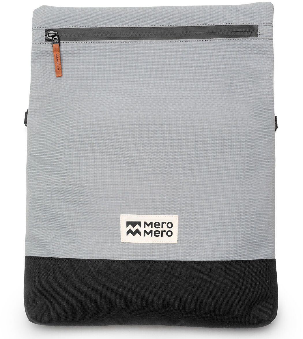 Eine minimalistische Stofftasche namens »Meije« von Mero Mero, die hauptsächlich in Grau gehalten ist. Die Tasche verfügt über einen schwarzen unteren Bereich und einen Reißverschluss mit braunem Riemen.