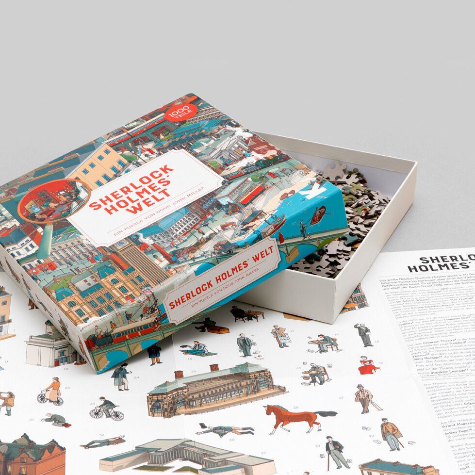 Sherlock Holmes Welt Puzzle Schachtel und Puzzleteile. Puzzle zeigt illustrierte Szenen mit Sherlock Holmes Thema. Farben umfassen Blau, Rot, Weiß, Braun und Grün. Gedruckte Anleitung liegt daneben.