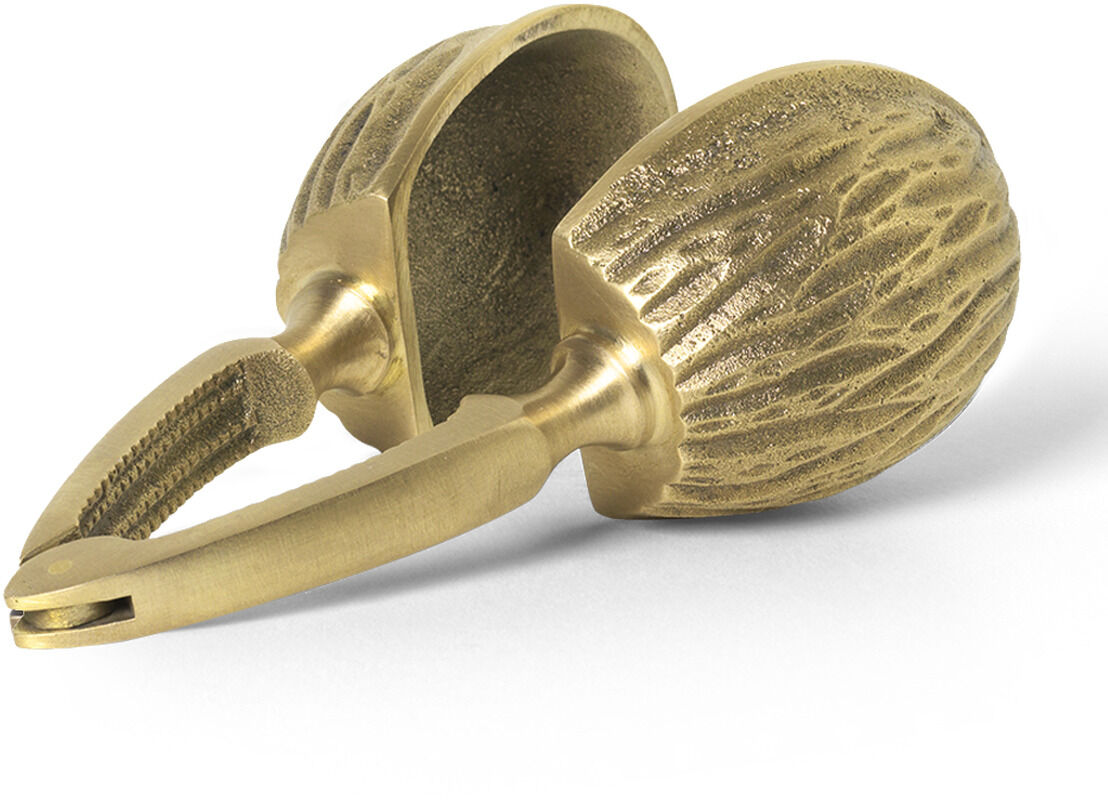 Ein Nussknacker aus Metall in Form einer Eichel, liegend auf einer weißen Fläche. Das Produkt hat eine goldene, strukturierte Oberfläche und ist als dekoratives und praktisches Küchenutensil gestaltet.