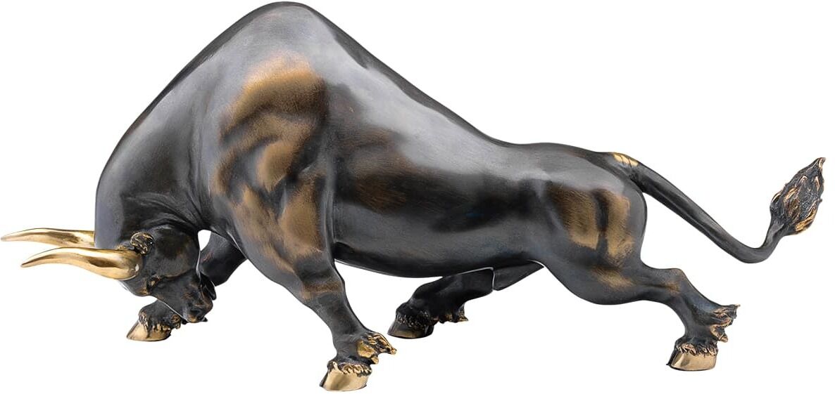 Bronzeskulptur eines schwarzen, angreifenden Stiers namens »The Energy Black« aus dem Jahr 2018. Das Kunstwerk zeigt den Stier in einer dynamischen Haltung mit nach vorne gerichteten Hörnern und erhobenem Schwanz, betont durch goldene Akzente an Hufen, Hörnern und entlang des Körpers.